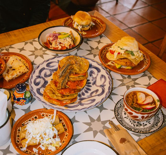 Plato de cochinita de leña con cebolla morada y chiles encurtidos