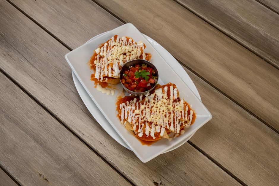 Vitrina de postres caseros: flan, buñuelos y capirotada